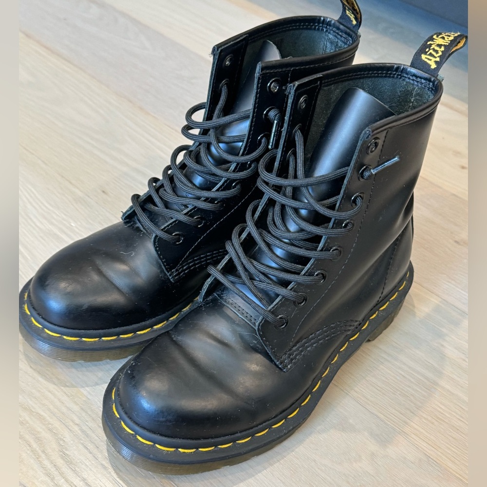 Women Doc Martin black boots. Size 6